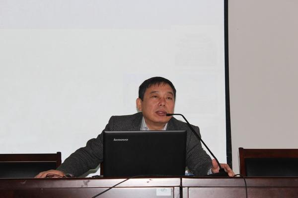 刘焕明教授以“群众路线是党的生命线和根本工作路线”为题作辅导报告