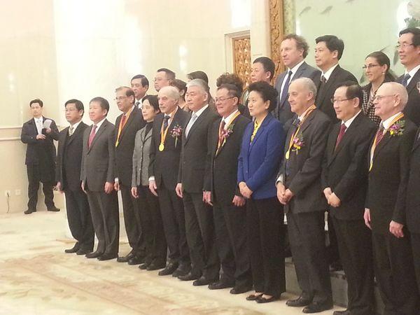 刘延东副总理、万钢部长等领导在授予牟俊达教授等国合奖获奖者金质奖章后合影留念