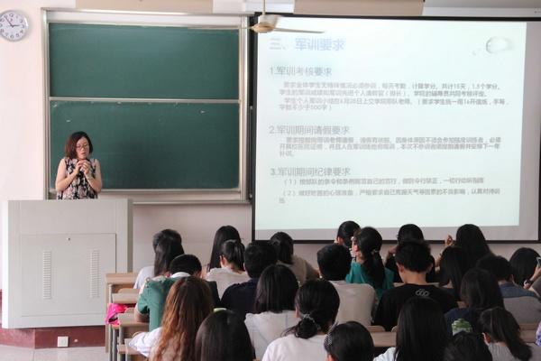 法学院认真开展2013级学生军训工作