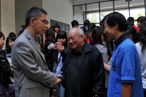 钱绍武先生为设计师生谈素描