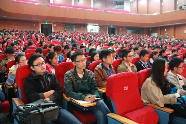 学员聆听报告