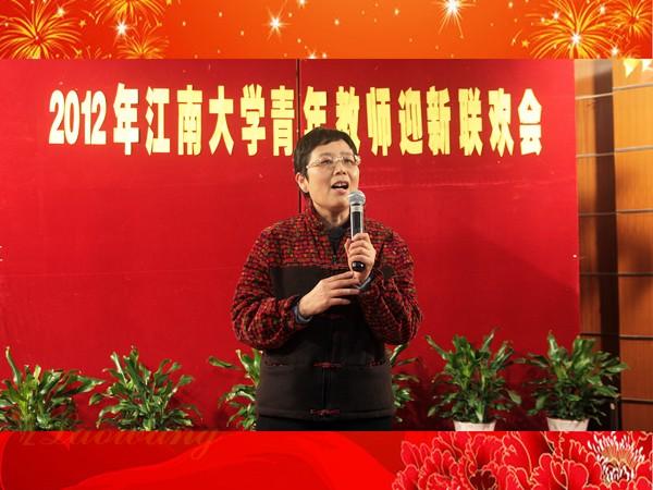 校工会副主席解锦秋致辞