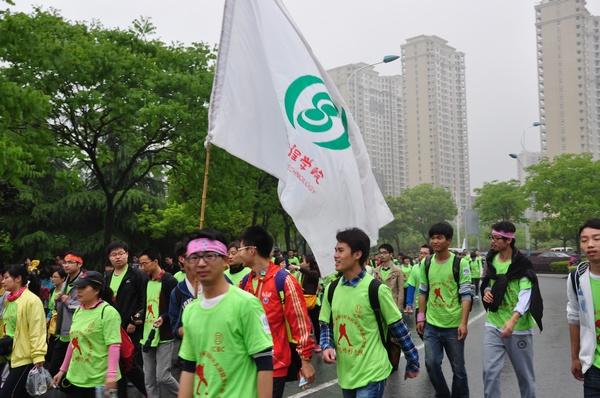 行进途中向市民宣传环保理念