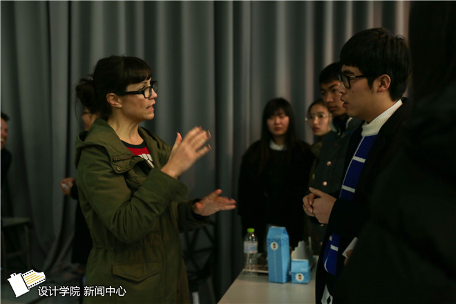 为现场学生解答相关问题