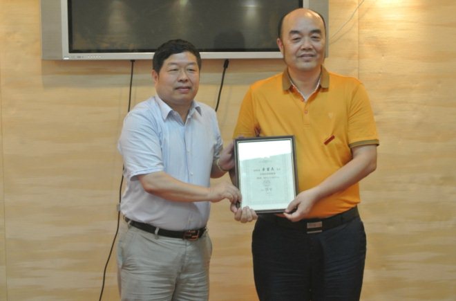 颁发客座教授聘书