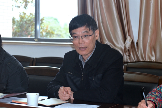 校工会主席冯群康作交流发言