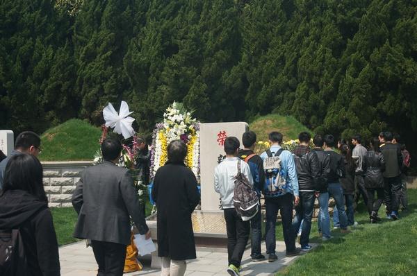 江大师生祭扫荣毅仁墓地