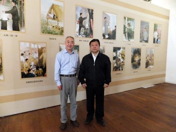 黄培杰教授与梁斌先生之子散襄君在插图专门展厅合影