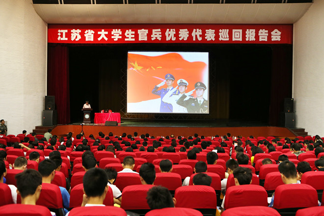 同学们认真聆听报告
