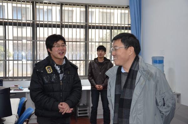武书记与学生亲切交谈