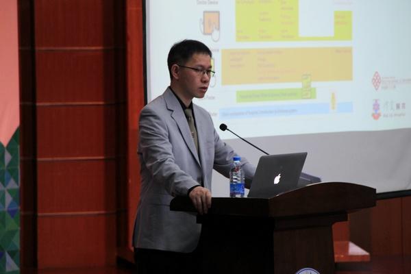 我校设计学院院长辛向阳主持会议