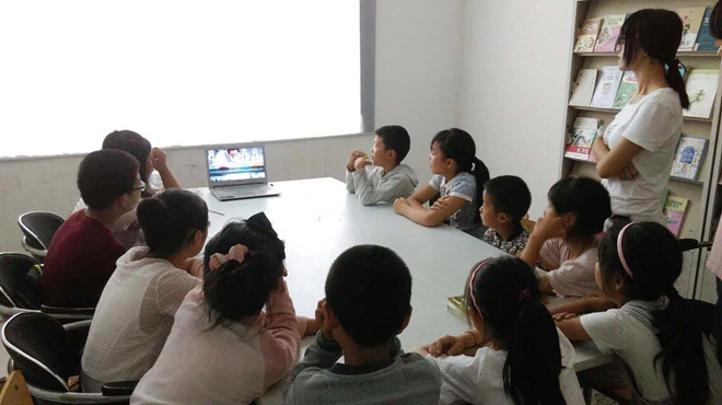孩子们看江南大学的宣传片，眼神里充满对大学的渴望