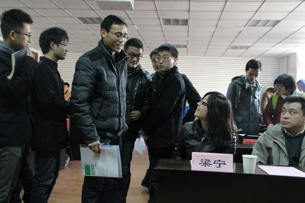 毕业生向梁宁女士咨询就业问题