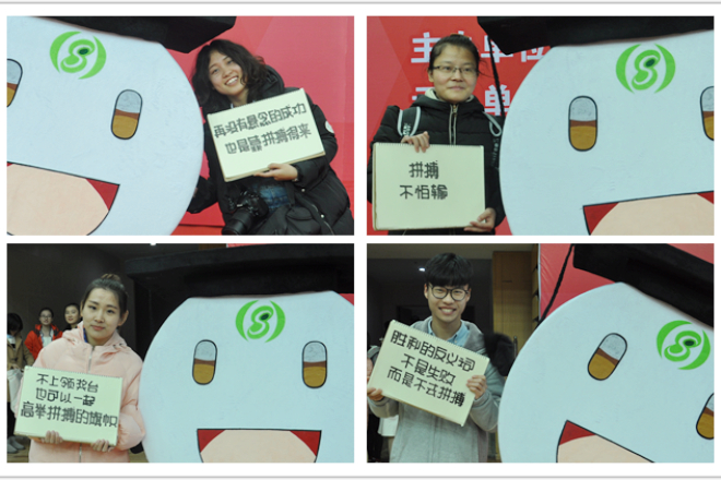 学生纷纷用主题词拼搏造句，并与吉祥物合影