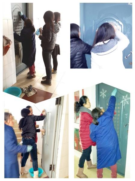 杏园公寓志愿者们动手铲除“小广告”