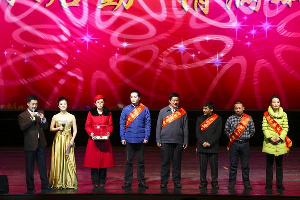 后勤服务明星亮相，抽取奖品