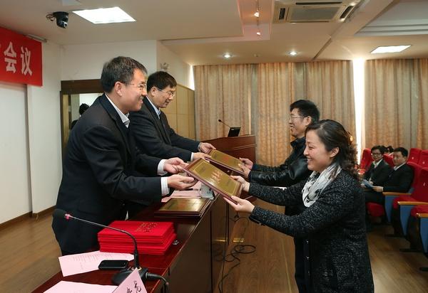 武贵龙书记、田备副校长为获奖单位、个人颁奖