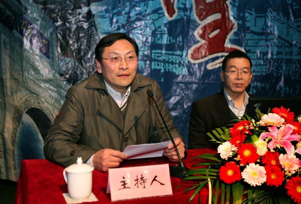 校长助理吴正国主持报告会