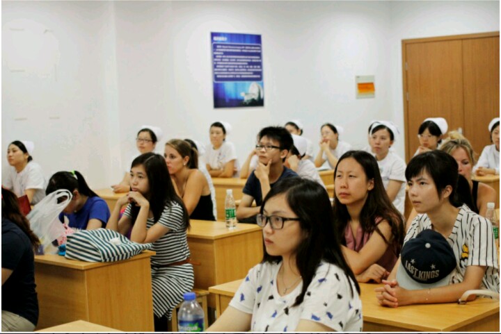 图2.项目团同学在认真听讲