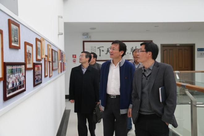 汤建石副书记一行参观校友会文化墙