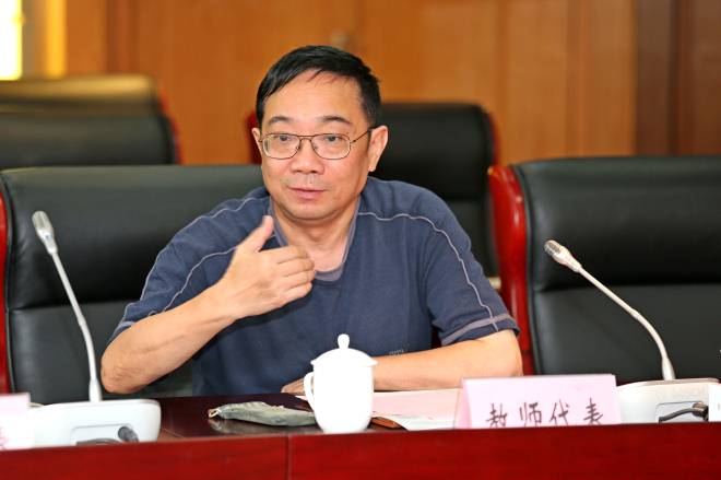 人文学院蒋明宏老师发言