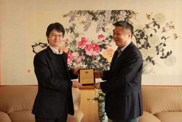 徐岩副校长向小林达彦教授颁发江南大学高端外国专家项目专家证书