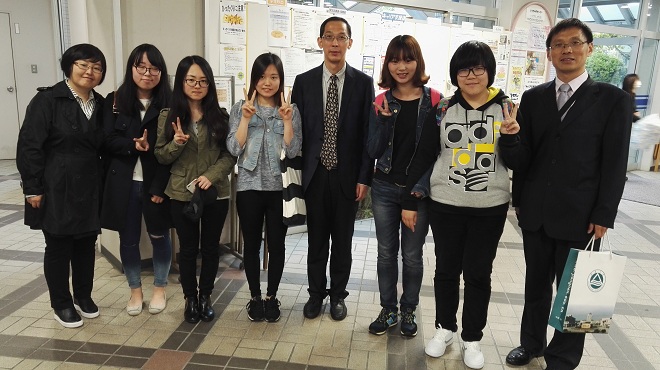 代表团看望我院留学生