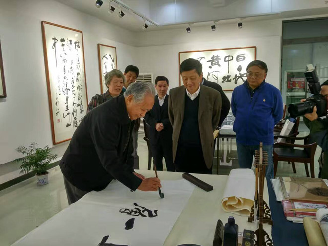 执笔挥墨“更上一层楼”