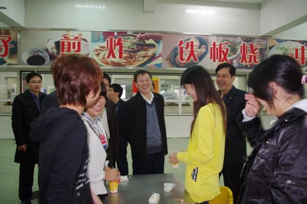 武书记与用餐学生亲切交谈