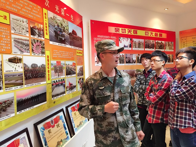 同学们参观团史室，学习部队光荣事迹