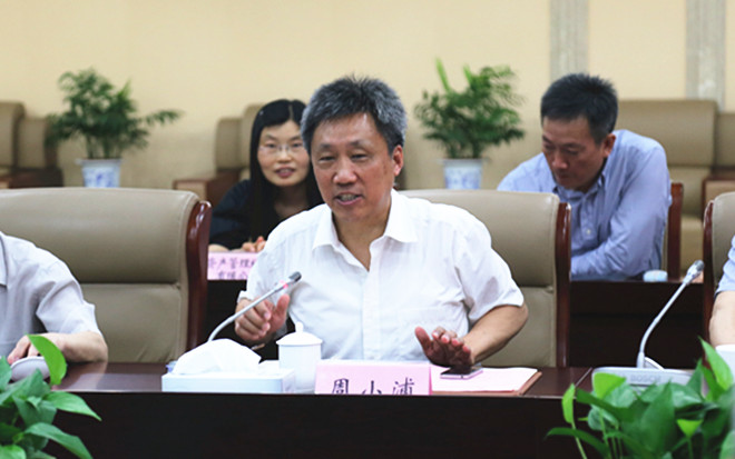 校党委副书记、纪委书记周小浦主持会议