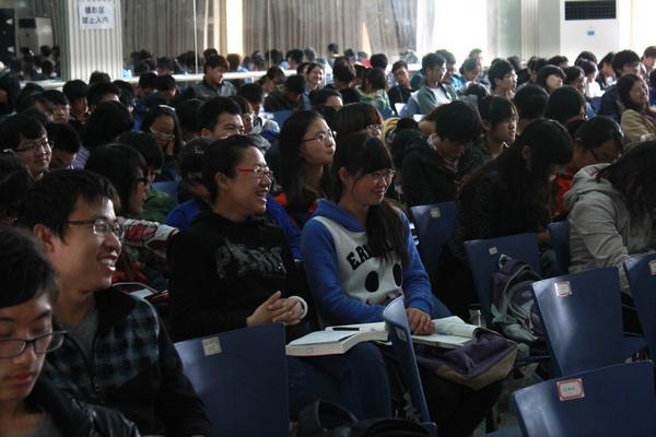 学子聆听讲座