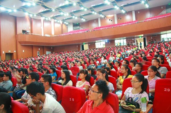 现场座无虚席，广大学生认真听讲