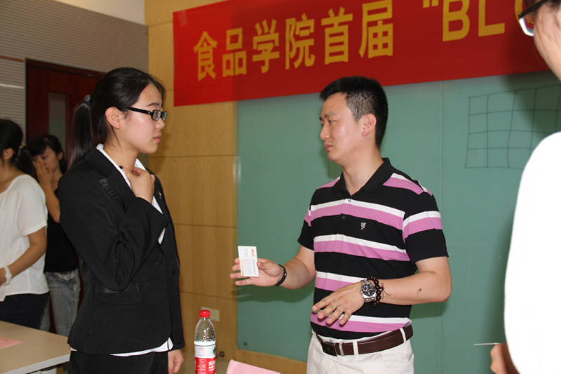 企业家与获奖同学亲切交谈