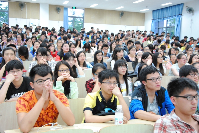 同学们认真聆听
