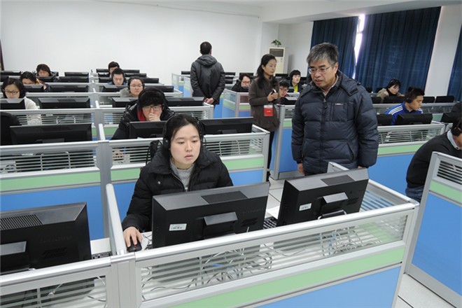 国际教育学院院长周惠明视察HSK考试