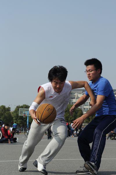 双方运动员激烈地对抗和拼抢