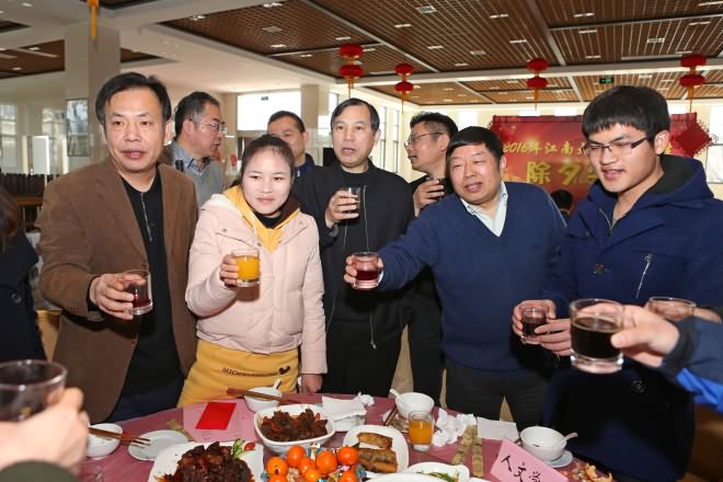 市校领导向留校学生送上新年的祝福