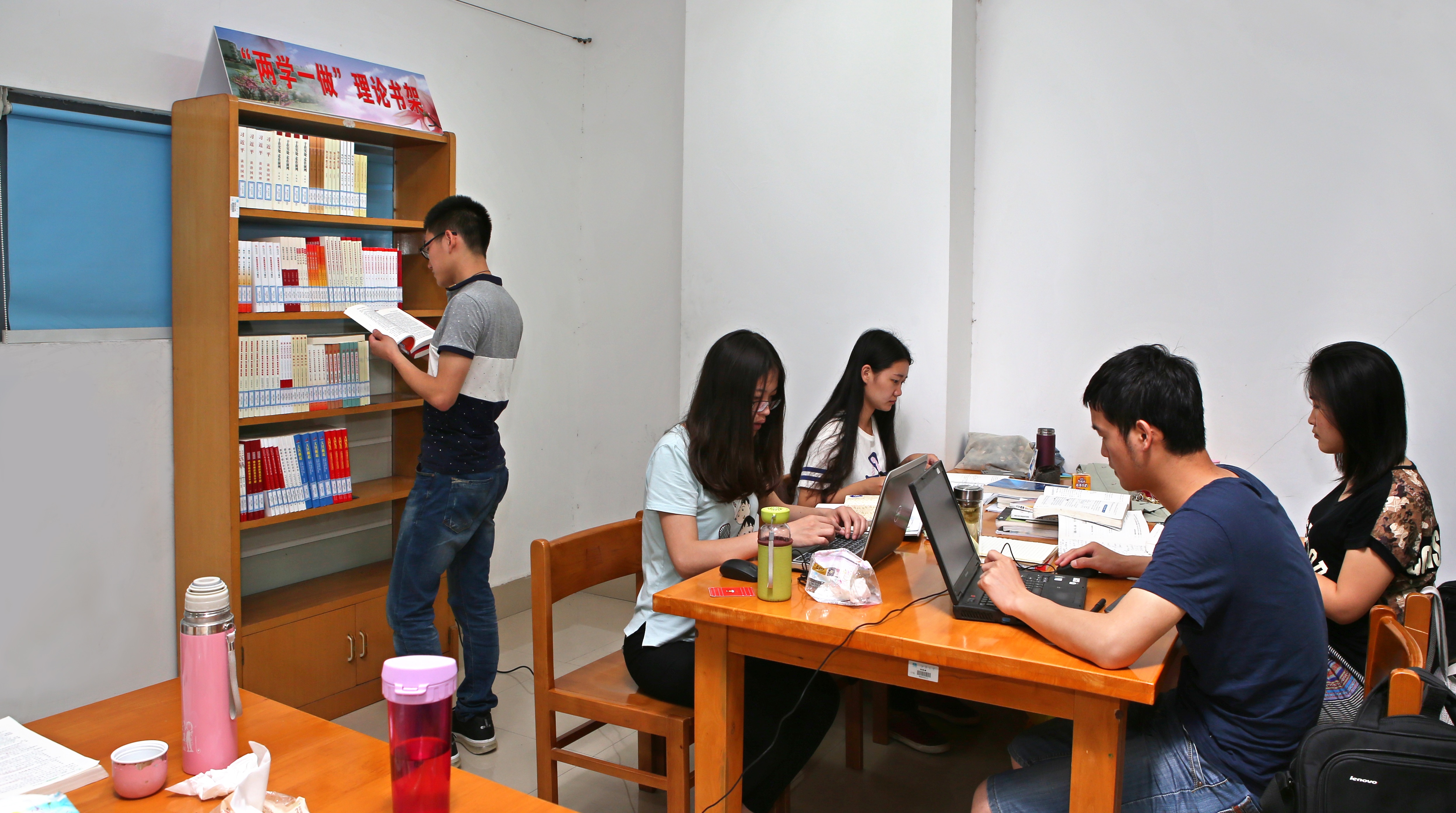 “两学一做” 学习教育专题书架