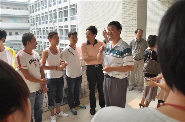 学院领导与石河子大学交流生亲切交谈