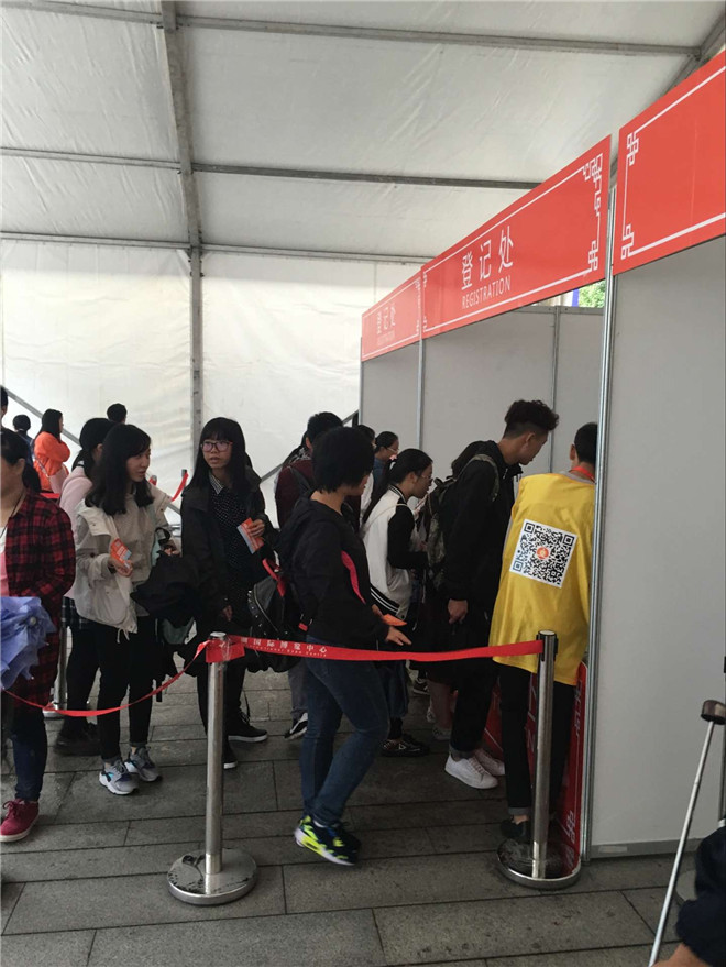 新生们在入场登记处