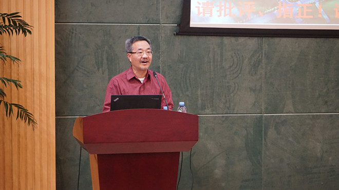医学院执行院长陈永泉主持专题报告会