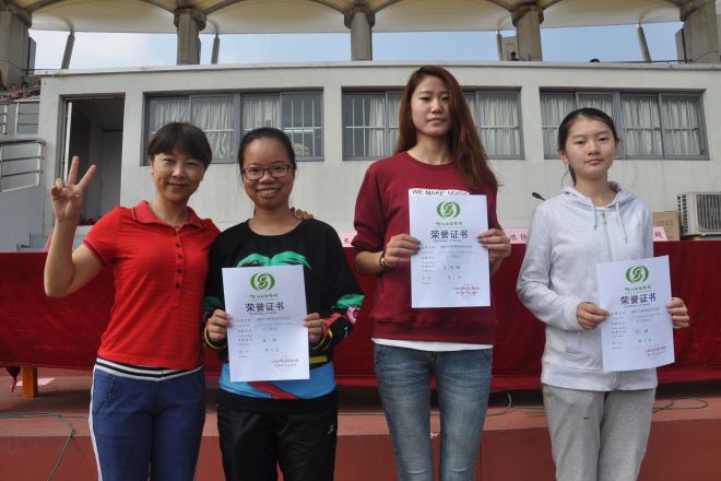 王珏老师为女子跳高前三名颁奖