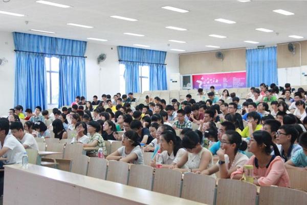 学生认真听讲