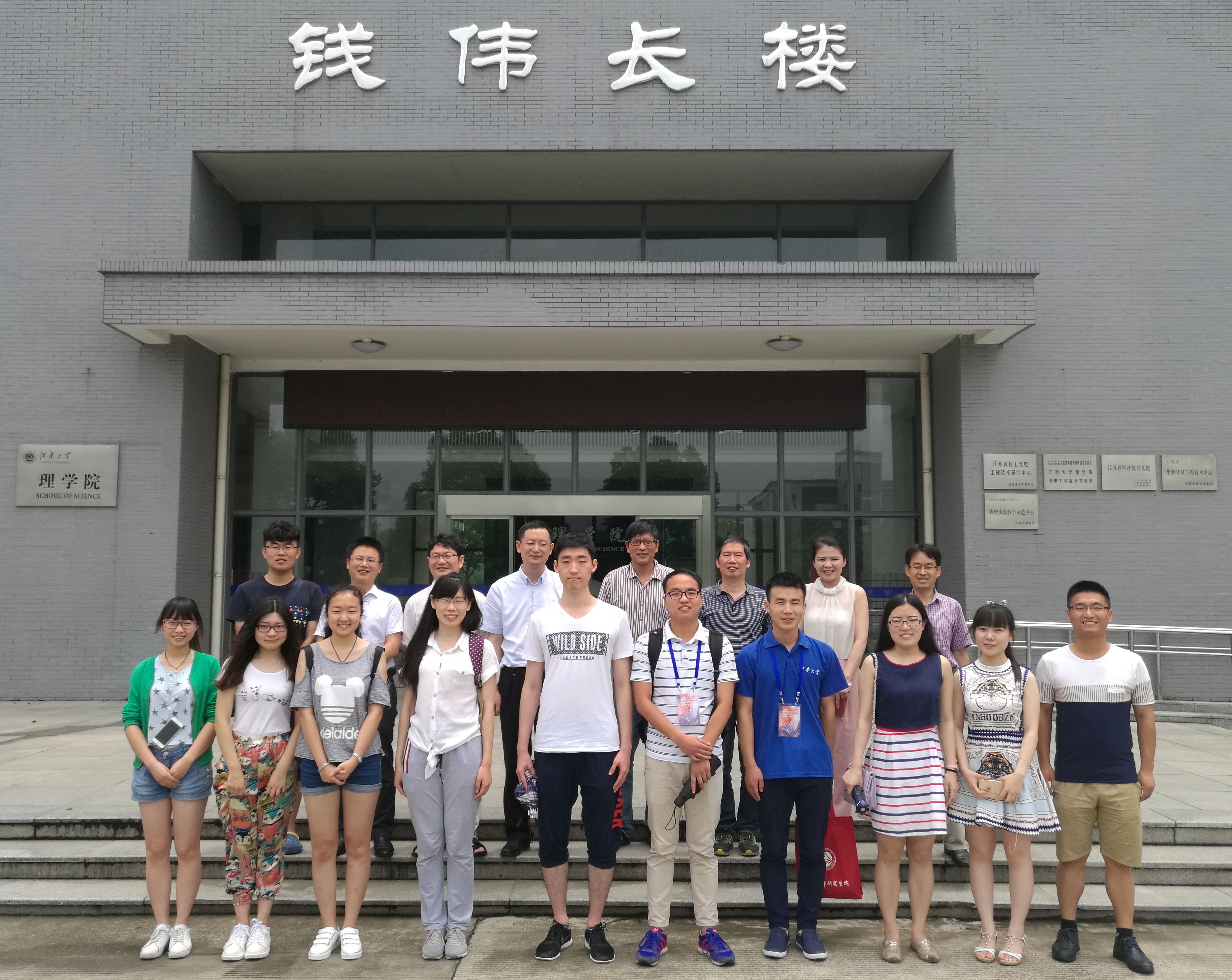 营员与教师、研究生代表合影