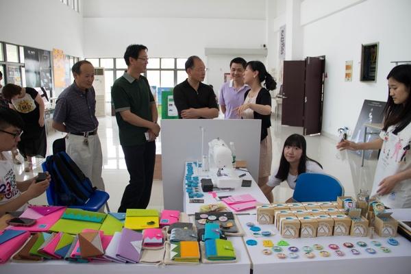 无锡华莱坞负责人参观毕设作品