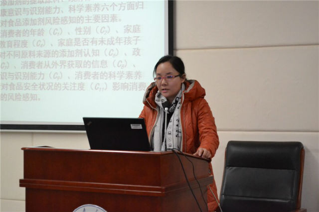 商学院教师做展示报告