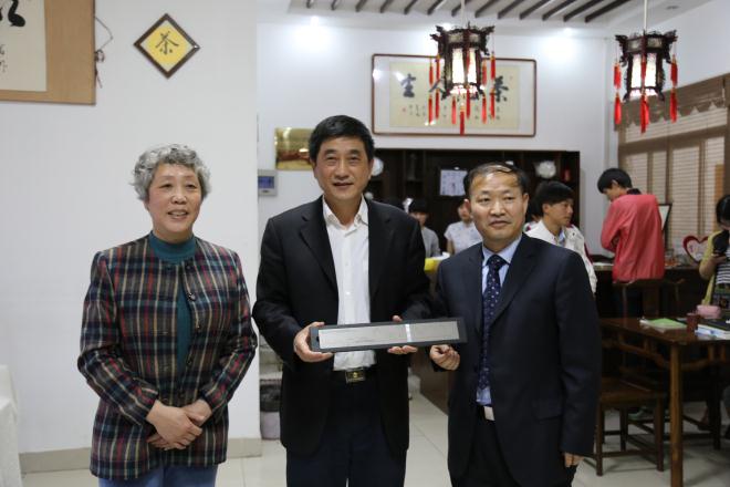 向安徽农业大学党委书记、校友宛晓春赠送纪念品