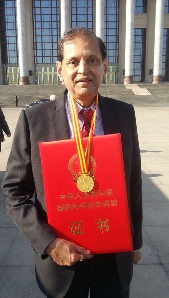 艾伦.牟俊达教授获奖后留影