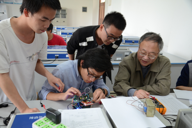 专业教师对同学技术指导